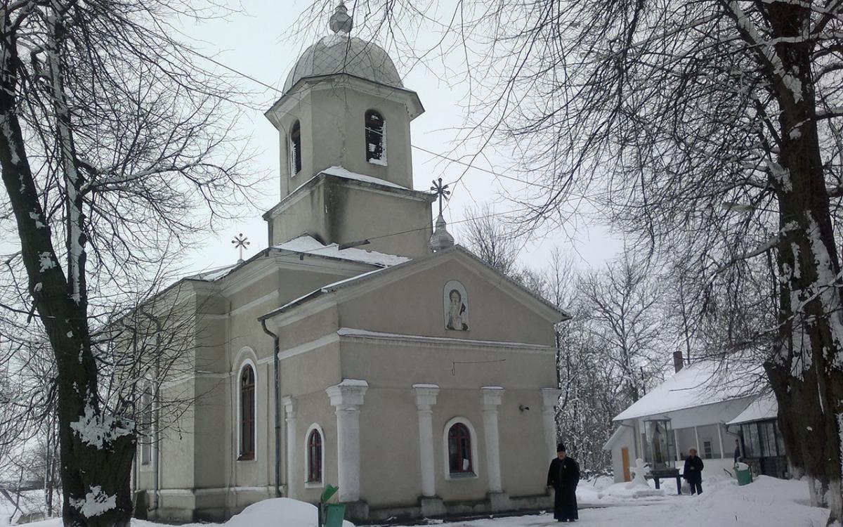 Biserica - vedere exterioară